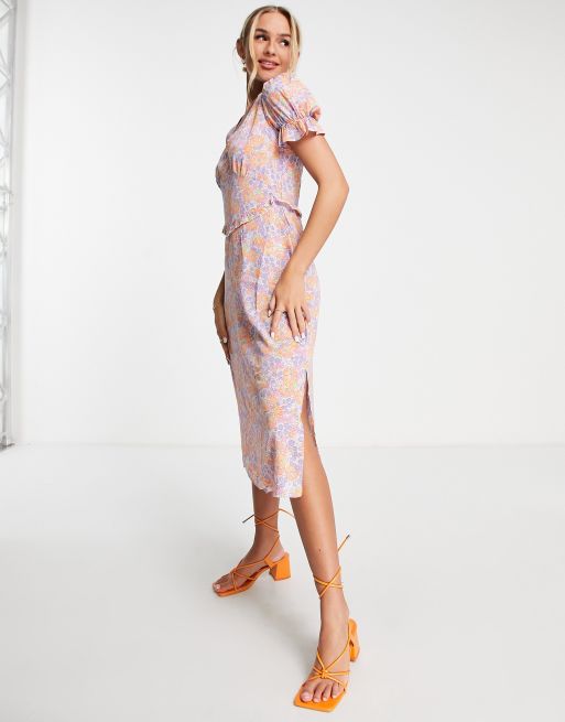 QED London - Vestito midi con scollo a V e volant in vita a fiori