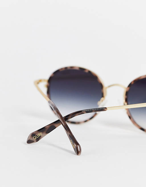 Men Quay Firefly Mini unisex round sunglasses in milky tortoiseshell with navy lens 
