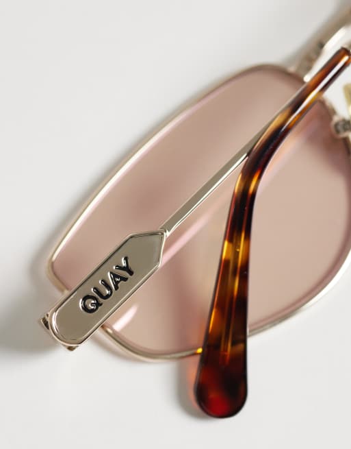 Quay – Hit Single – Guldfärgade, geometriska solglasögon i metall med rosa glas , 2 av 3