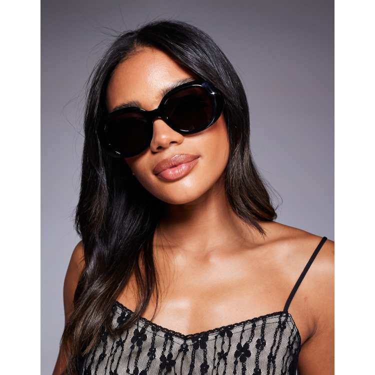 Quay impromptu oversized round sunglasses in black | ASOS display picture 1