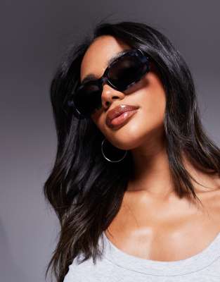 Quay - Karma - Rechteckige Sonnenbrille mit Schildpattmuster in Blau und Schwarz