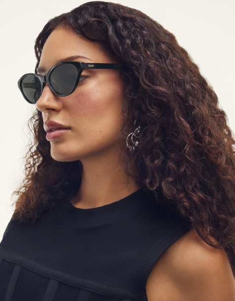 Quay – Talk Nice – Schmale Cat-Eye-Sonnenbrille in Schwarz - view 1