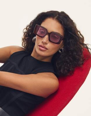 Quay - Talk Show - Rechteckige Sonnenbrille in Burgunderrot