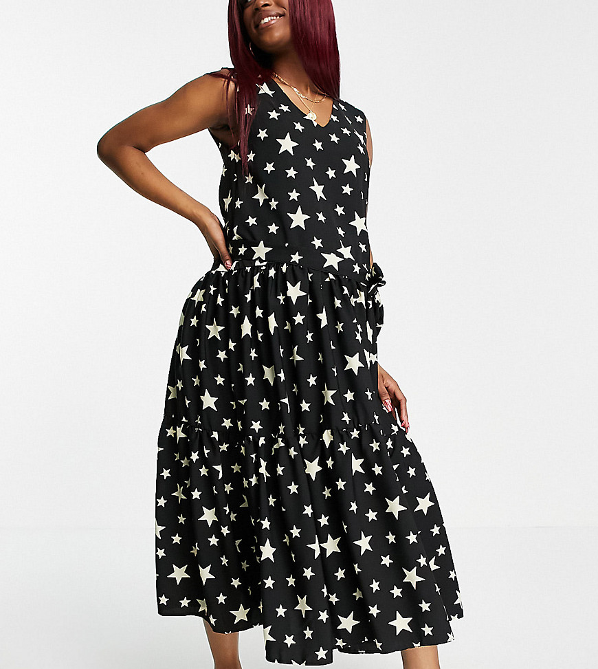 Queen Bee Exclusive sleeveless tiered smock midaxi dress in black star print-Multi