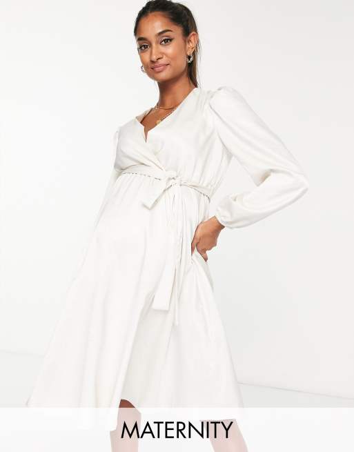 Queen Bee Maternity - Beige minikjole med slå-om-design foran i satin 