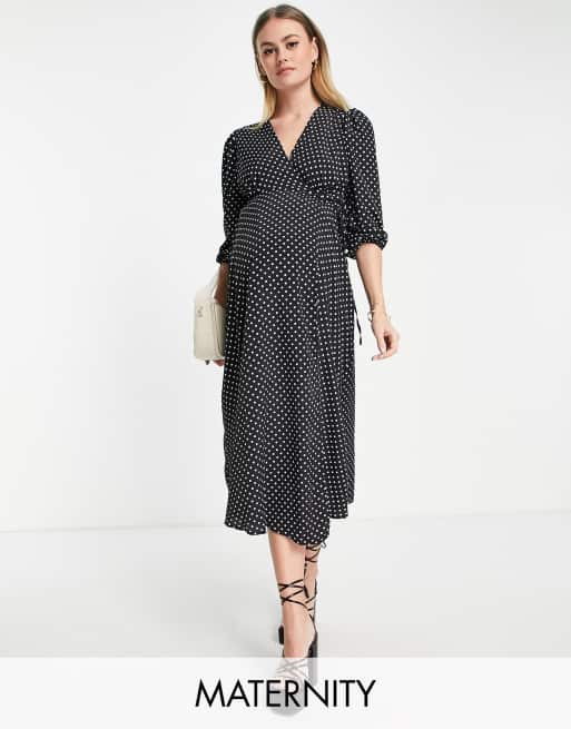 Queen Bee Maternity – Czarna kopertowa sukienka midi w groszki 