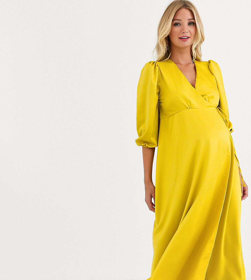 Queen Bee Maternity - Satijnen midi-jurk met overslag en klokmouwen in goud-Geel