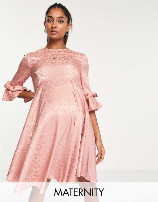Queen Bee Maternity - Satijnen smockjurk met ruches in terracotta dierenjacquard 