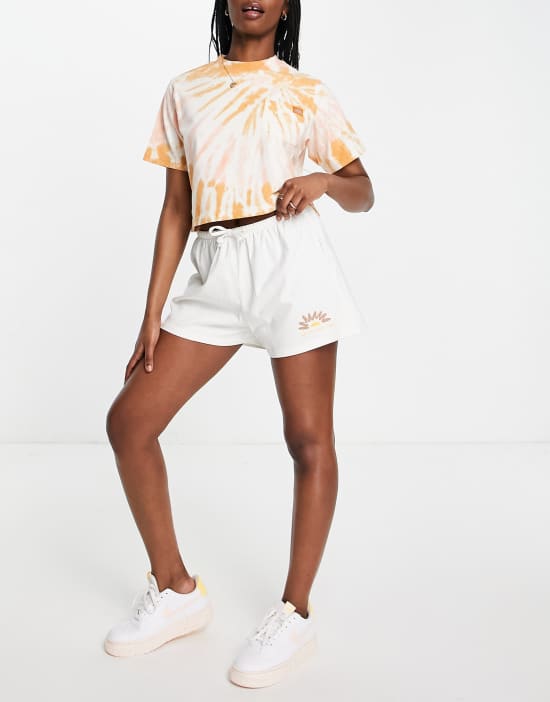https://images.asos-media.com/products/quiksilver-wave-vibes-shorts-in-cream/201468613-4?$n_550w$&wid=550&fit=constrain