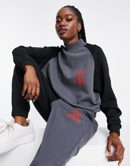 https://images.asos-media.com/products/quiksilver-x-stranger-things-upside-down-polar-sweater-in-black-gray/202681044-1-blackgrey?$n_550w$&wid=550&fit=constrain
