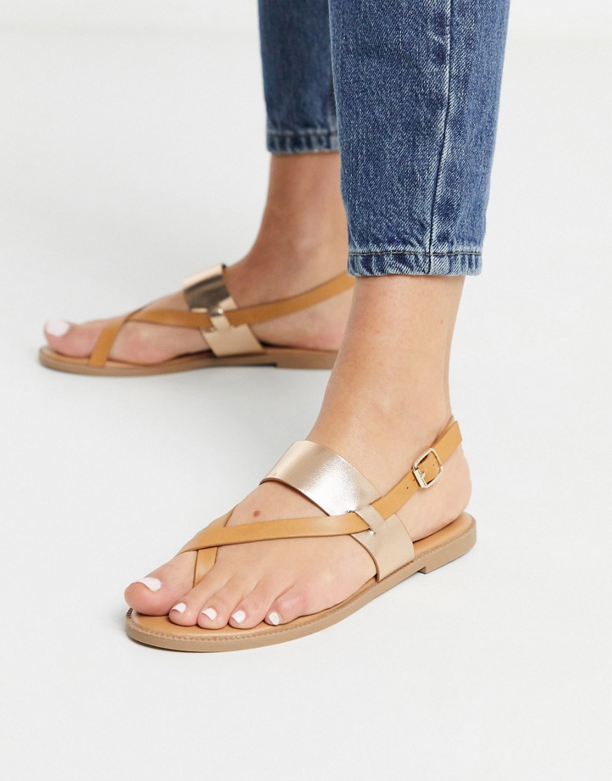 Qupid – Bruna platta sandaler med tåögla-Guldbrun