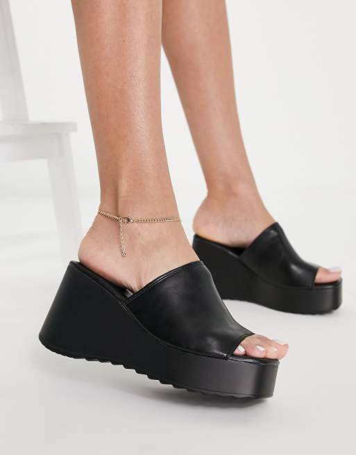 Chunky hot sale black flatforms