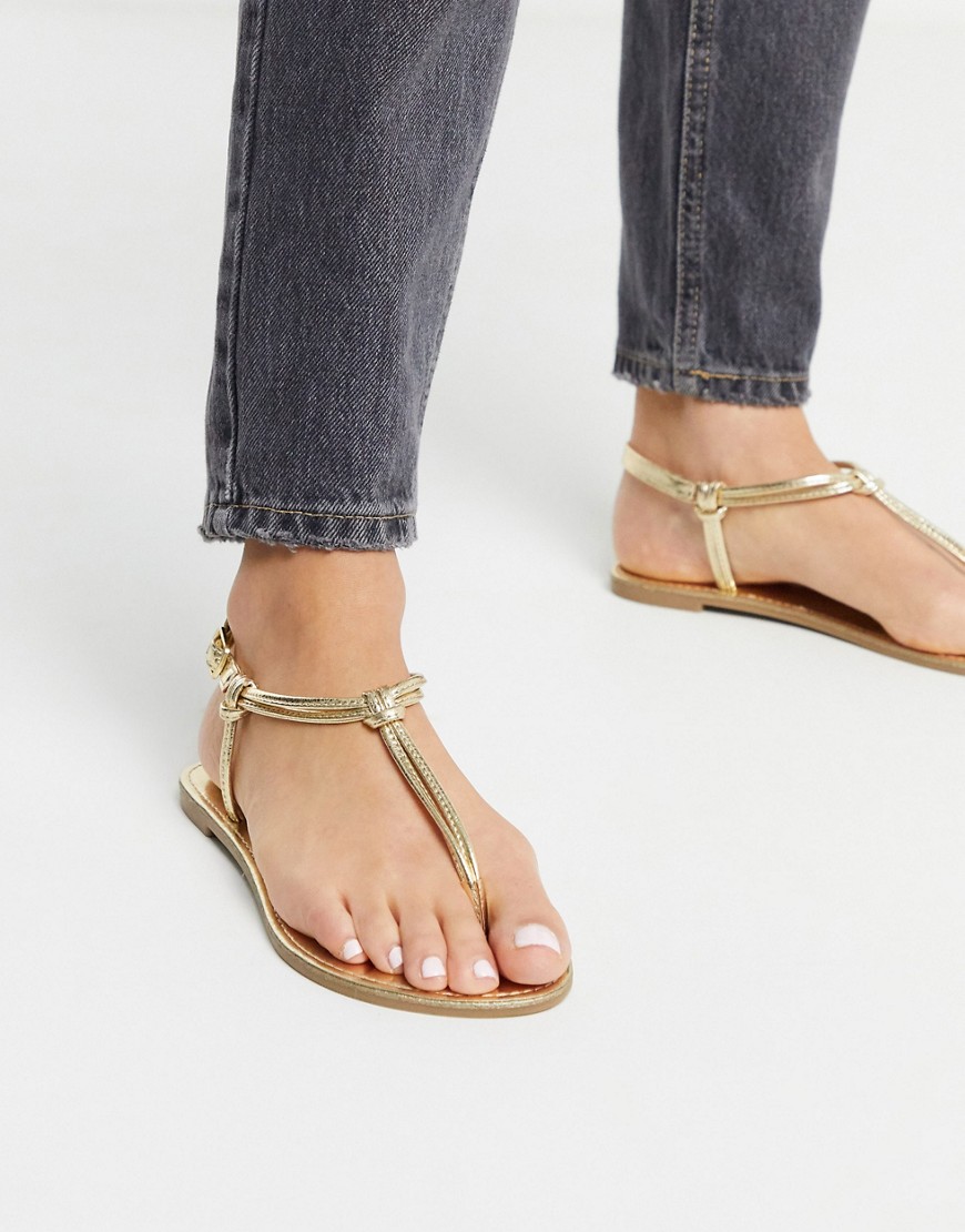 Qupid – Guldfärgade, platta sandaler med tårem
