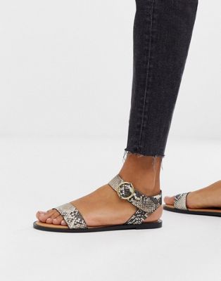 Qupid – Platta, tvådelade sandaler i ormskinnsmönster-Flerfärgad