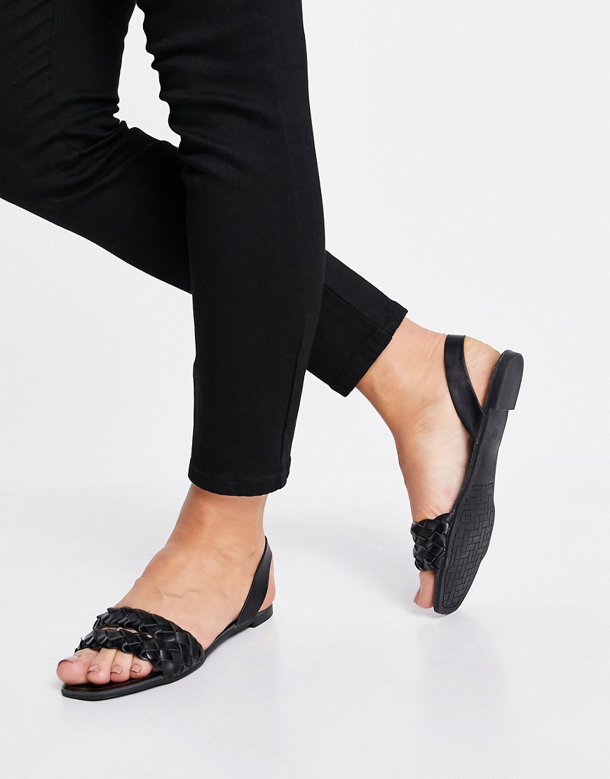 Qupid – Svarta flätade platta sandaler med hälrem
