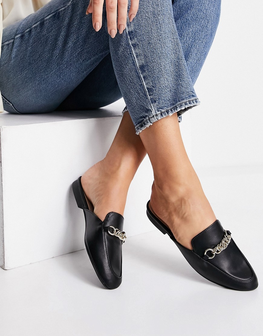 Qupid – Svarta platta loafers med öppen häl och dekor