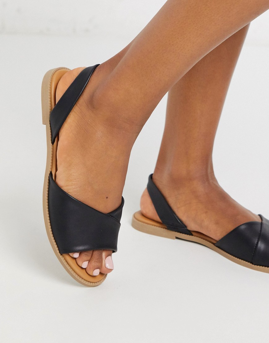 Qupid – Svarta platta sandaler med hälrem