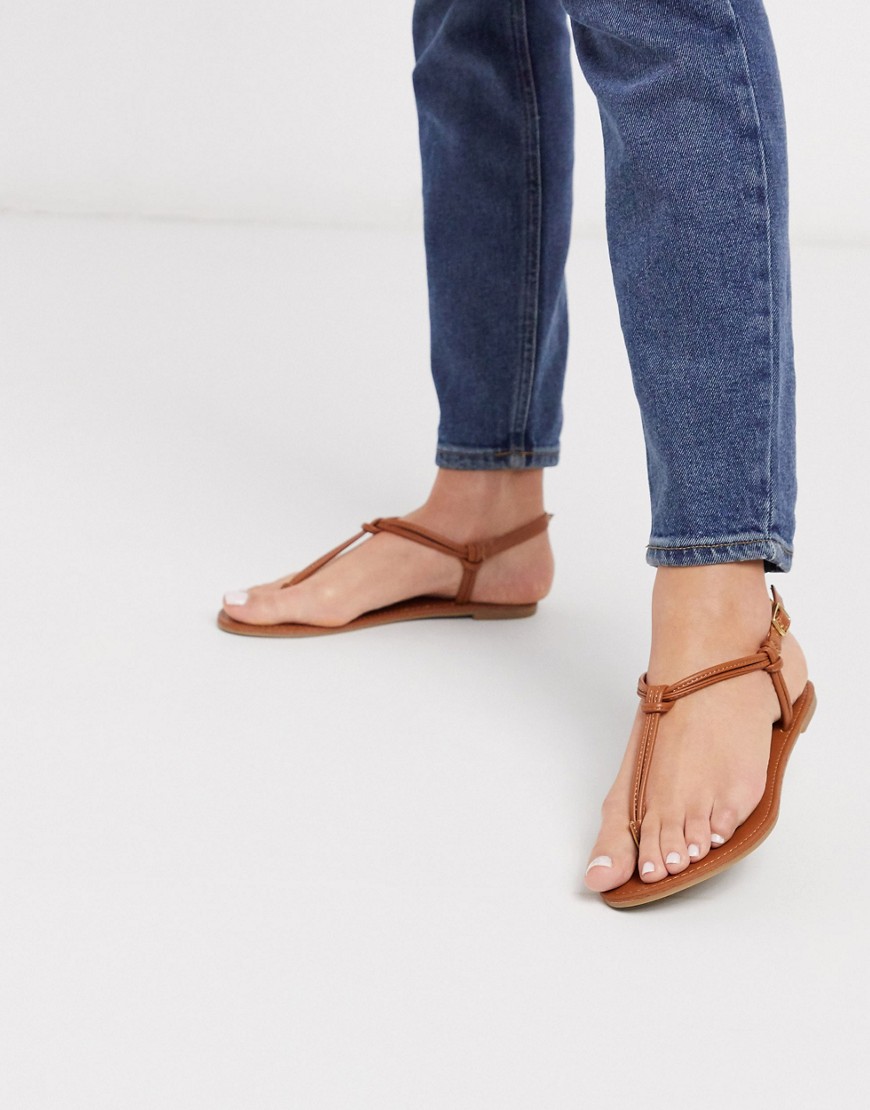 Qupid – Tanfärgade, platta sandaler med tårem-Guldbrun