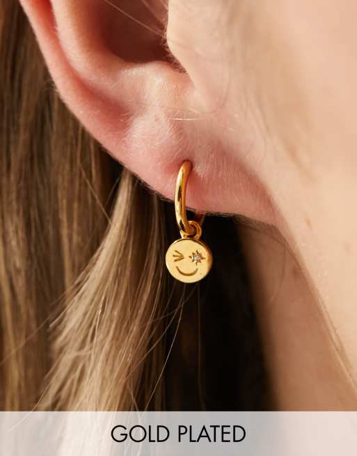 Rachel Jackson - 22-karaats vergulde huggie oorbellen met hangertjes met blije gezichtjes inclusief cadeauverpakking