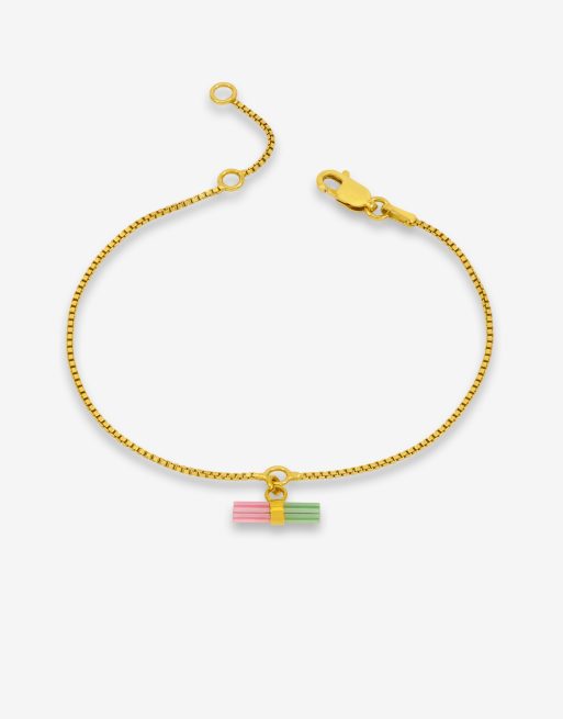 Rachel Jackson – 22 karat guldpläterat armband med liten t-stav, melonfärgade stenar och presentförpackning