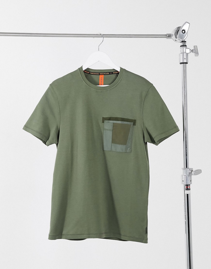 Raeburn – Olivfärgad t-shirt i ekologisk bomull och bröstficka-Grön