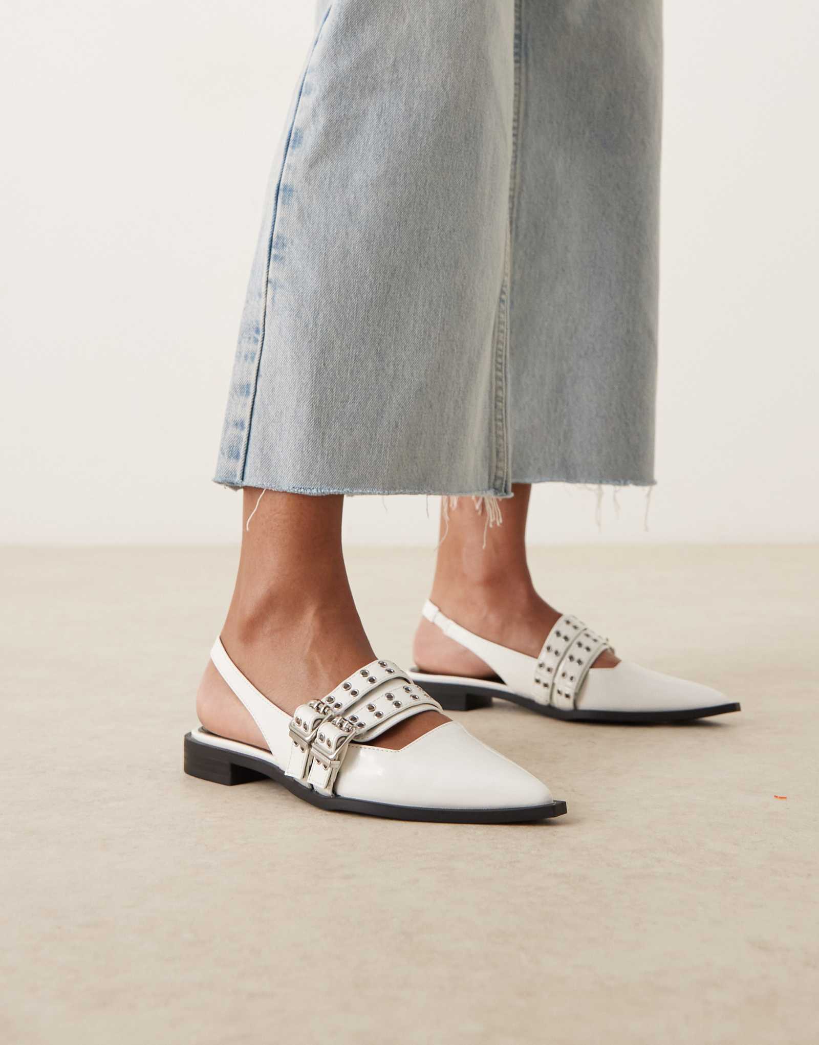 Туфли-лодочки RAID Ichika на плоской подошве с пряжками из белого лакированного материала