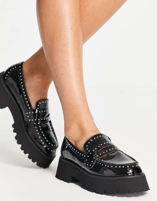 RAID – Niamh – Svartlackade grova loafers med nitar