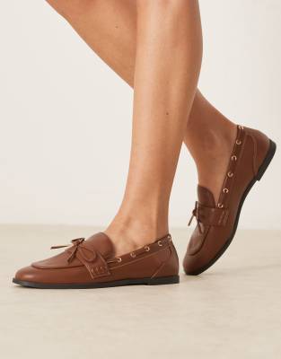 Nico boat loafers with bow in tan brown