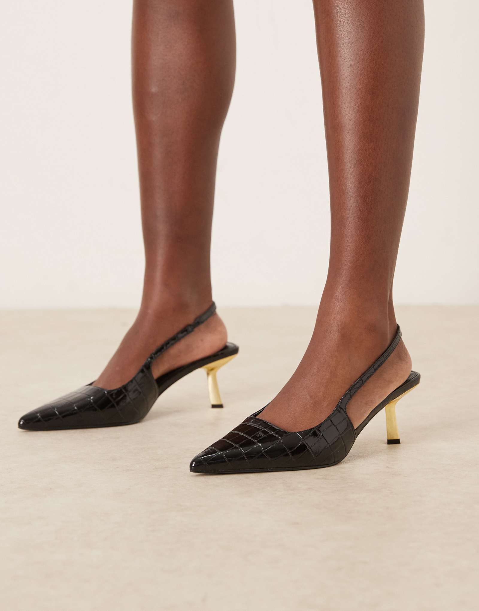 Черные лакированные туфли-босоножки RAID на широком каблуке Laura kitten с откидной спинкой