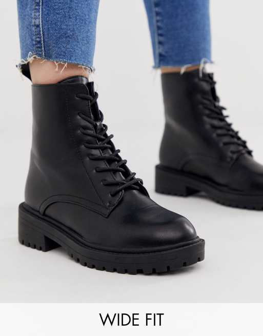 RAID Wide Fit – Micah – Svarta platta boots med snörning och svarta öljetter, endast hos ASOS