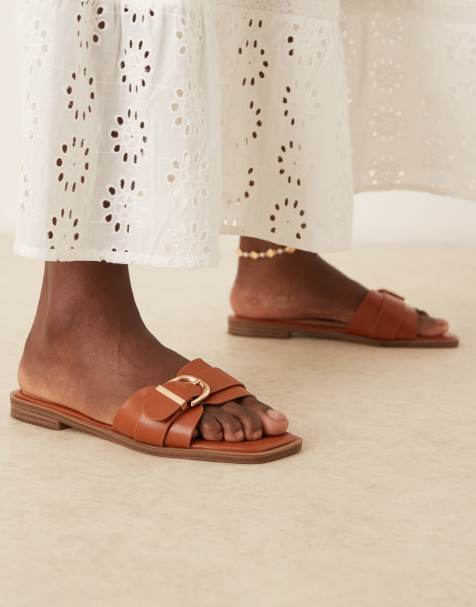 RAID Wide Fit - Nikola - Gyldenbrune flade sandaler med spænde - view 1