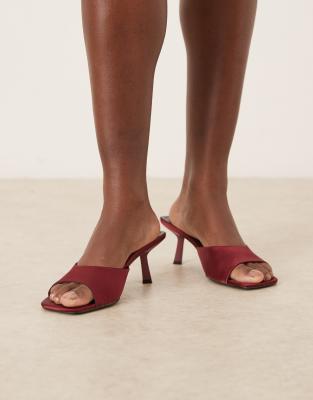 RAID Wide Fit - Rochi - Sandalen-Mules aus Satin in Burgunderrot mit Pfennigabsatz, weite Passform