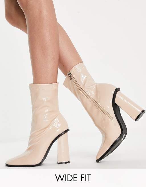 RAID Wide Fit – Saylor – Jasnoróżowe lakierowane buty z elastyczną cholewką na obcasie klockowym