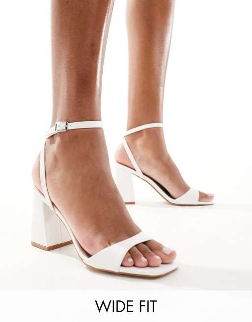 RAID Wide Fit – Wink 2 – Sandalen in Weiß mit Blockabsatz, weite Passform