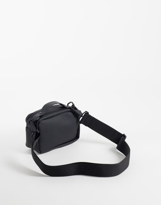 Rains 14120 vattentät micro crossbody box-väska med rem i svart, 4 av 4