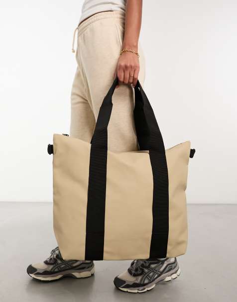 Rains – 14160 – Wasserdichte, kleine Unisex-Tragetasche in Sand - view 1