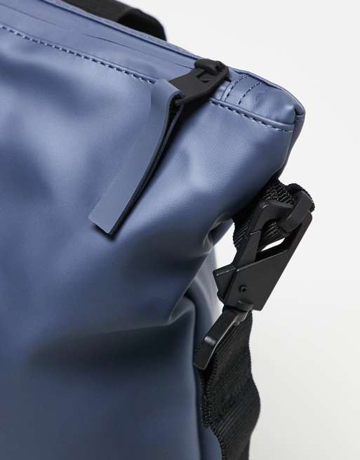 Rains – 14160 – Wasserdichte Mini-Tragetasche in glänzendem Blau, 2 von 3