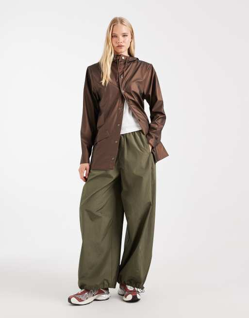 Rains - chaqueta corta con capucha en marrón brillante, 2 de 4