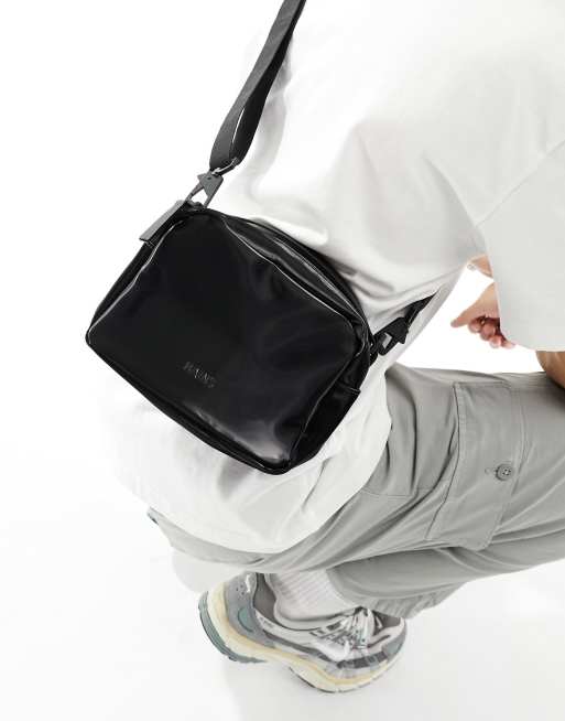 Rains – Czarna błyszcząca wodoodporna torebka crossbody o pudełkowym kształcie