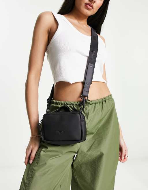 Rains – Czarna wodoodporna mała torebka crossbody o pudełkowym fasonie