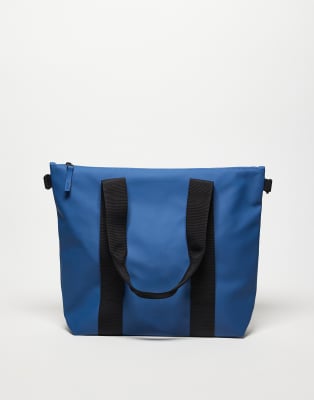 Rains - Kleine Tote-Bag in Blau mit gleichfarbigem Logo