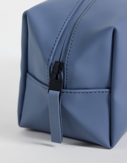 Rains kleine wasserdichte Kulturtasche in Blau, 3 von 4
