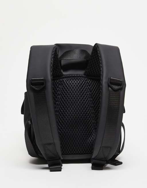 Rains - Mochila pequeña negra impermeable estilo bombonera con cordón ajustable y cierre de hebilla 12870 Valera, 3 de 3
