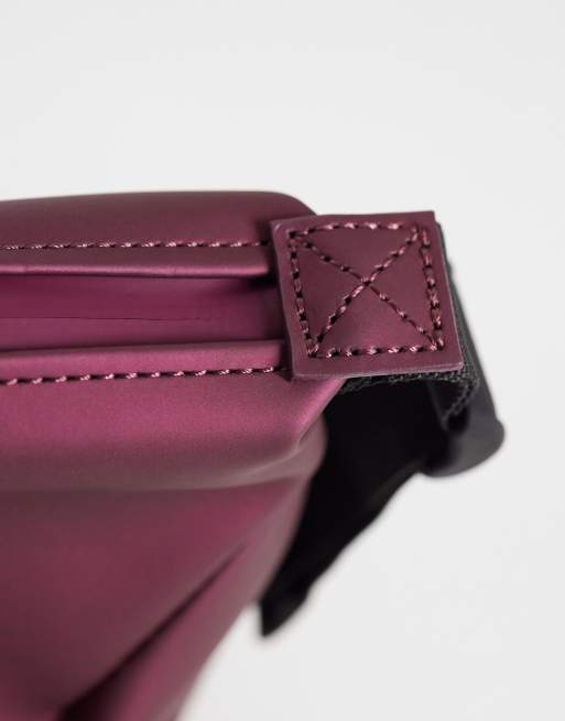 Rains x ASOS en exclusivité sur ASOS Hilo trousse de toilette imperméable bordeaux, 2 de 3