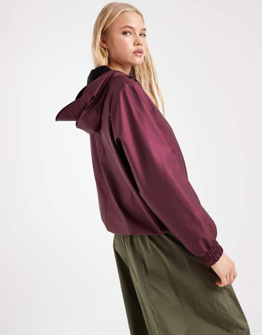 Rains x ASOS exclusivité 18040 veste à capuche imperméable à cordon en bordeaux, 4 de 4