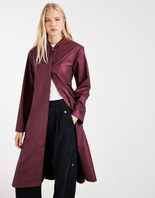 Rains x ASOS exclusivo 12040 abrigo largo impermeable de corte acampanado con cinturón en burdeos, 3 de 4