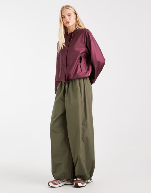 Rains x ASOS exklusive 18040 wasserdichte Jacke mit Kapuze in Burgunderrot, 3 von 4