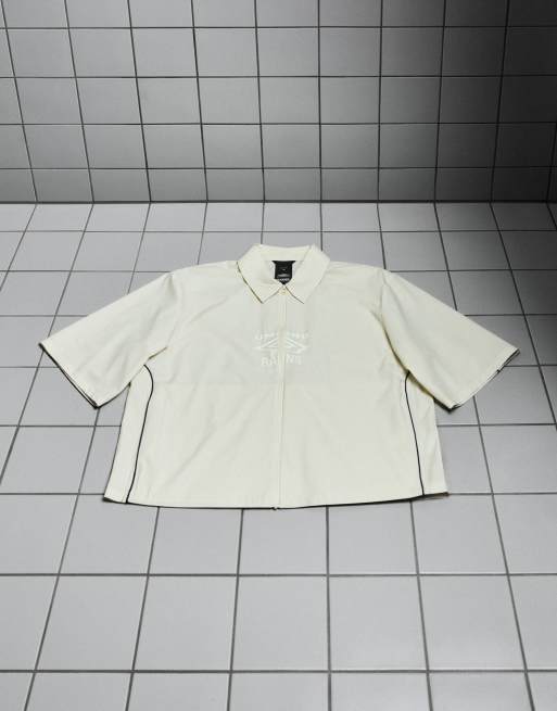 Rains X Umbro – Drill – Beżowa zapinana na zamek koszula wierzchnia z krótkimi rękawami z wodoodpornego materiału