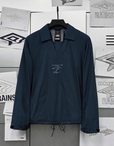 Rains x Umbro - Drill - Blå og vandafvisende top med V-hals og krave - view 1