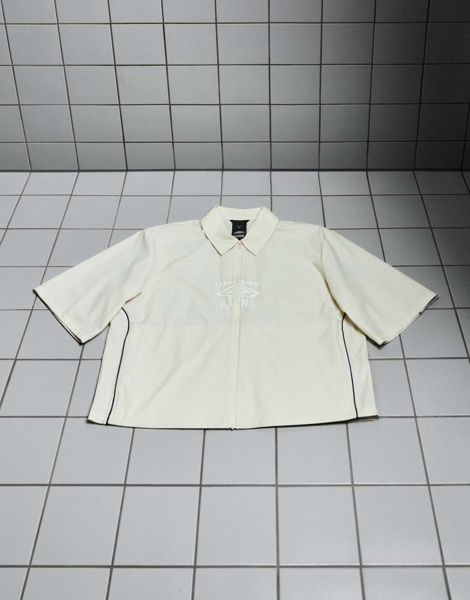 Водоотталкивающая верхняя рубашка на молнии с коротким рукавом Rains X Umbro Drill бежевого цвета